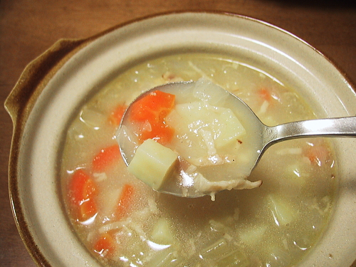 セロリやにんじんとベーコンのシンプル野菜スープ